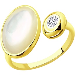 Кольцо из желтого золота с бриллиантами и перламутром 1011886-2