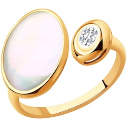 Кольцо из золота с бриллиантами и дуплетом из натурального кварца и перламутра 1011886-5