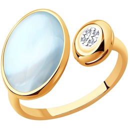 Кольцо из золота с бриллиантами и дуплетом из топаза и перламутра 1011886-6