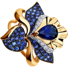 Кольцо из золота с синим корундом (синт.) и бесцветными, голубыми и синими фианитами 714802