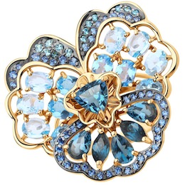 Кольцо из золота с голубыми и синими топазами и фианитами 715532